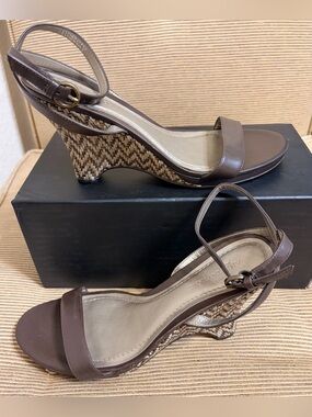 NWOT Ann Taylor Brown Leather Chevron Woven Wedge Strappy Sandal - Size 6.5